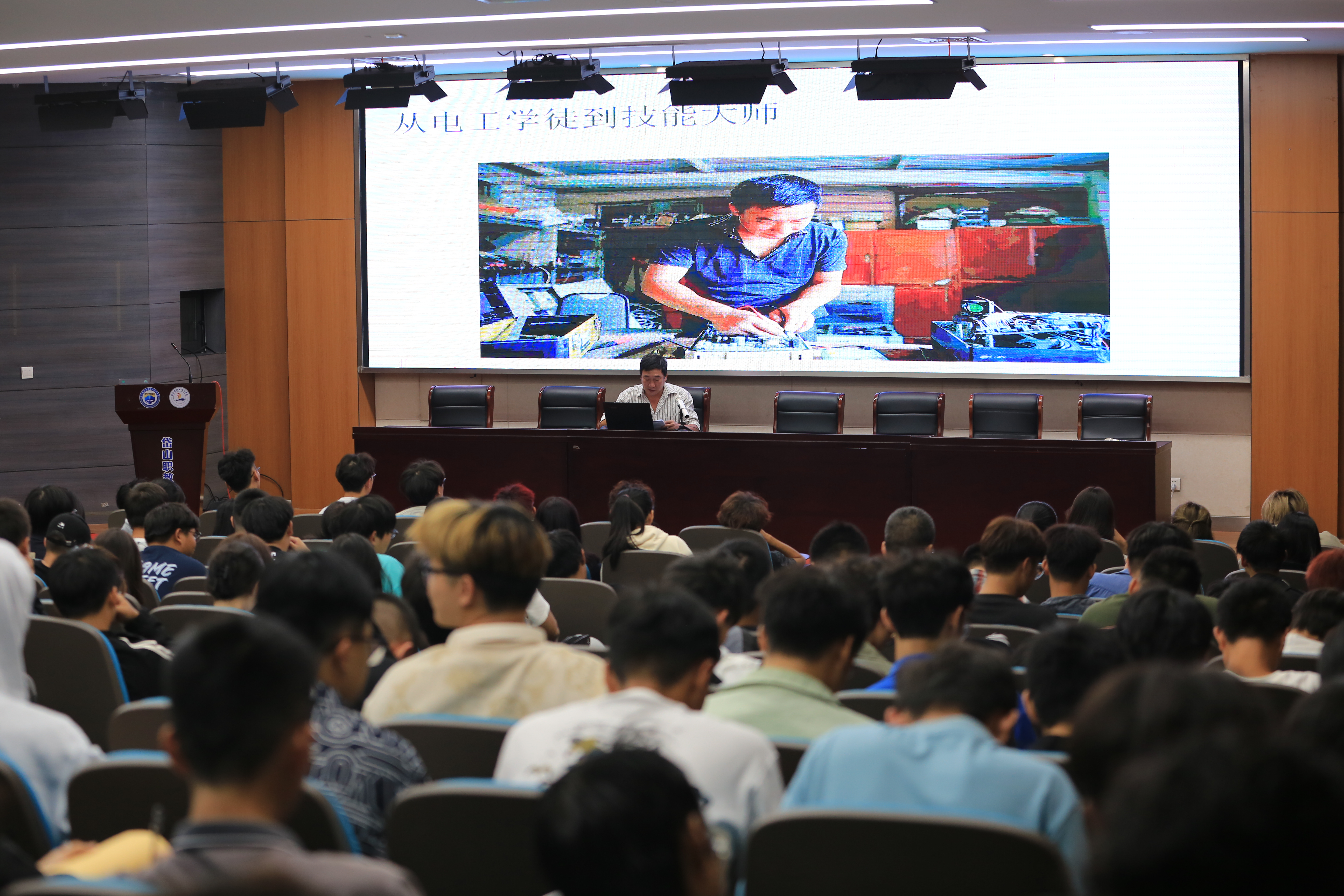 以榜样之光,照亮青春之路——石油化工学院邀请全国劳动模范黄宽平为新生传道授业-浙江国际海运职业技术学院